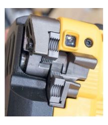 Резчик шпилек аккумуляторный DeWALT DCS350NT