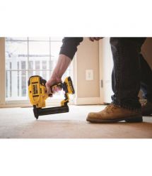 Степлер скобозабивной аккумуляторный бесщёточный DeWALT DCN681D2