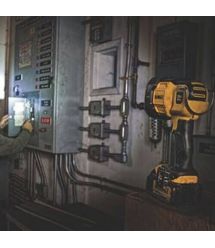 Фонарь светодиодный аккумуляторный DeWALT DCL043