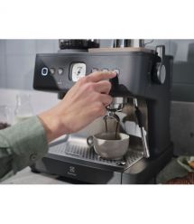 Electrolux Кофеварка рожоковая , 3л, зерно+мол., ручной капуч, кофемолка, подача гар.воды, подогрев чашек, черный
