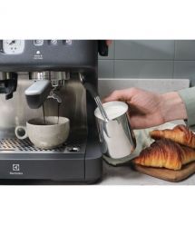 Electrolux Кофеварка рожоковая , 3л, зерно+мол., ручной капуч, кофемолка, подача гар.воды, подогрев чашек, черный