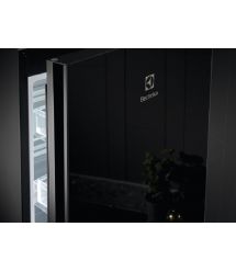 Electrolux Холодильник с нижн. мороз., холод.отд.-244л, мороз.отд.-94л, А+, NF, инв., диспл внутр., зона св-ти, черный+стекло