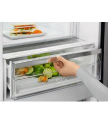 Electrolux Холодильник с нижн. мороз., холод.отд.-244л, мороз.отд.-94л, А+, NF, инв., диспл внутр., зона св-ти, черный+стекло