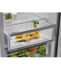 Electrolux Холодильник с нижн. мороз., холод.отд.-244л, мороз.отд.-94л, А+, NF, инв., диспл внутр., зона св-ти, черный+стекло