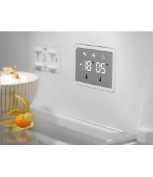 Electrolux Холодильник с нижн. мороз., холод.отд.-244л, мороз.отд.-94л, А+, NF, инв., диспл внутр., зона св-ти, черный+стекло
