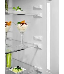 Electrolux Холодильник с нижн. мороз., холод.отд.-244л, мороз.отд.-94л, А+, NF, инв., диспл внутр., зона св-ти, черный+стекло